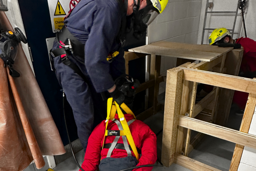 Enclosed space delegate conducting rescue planning practice before extracting a casualty